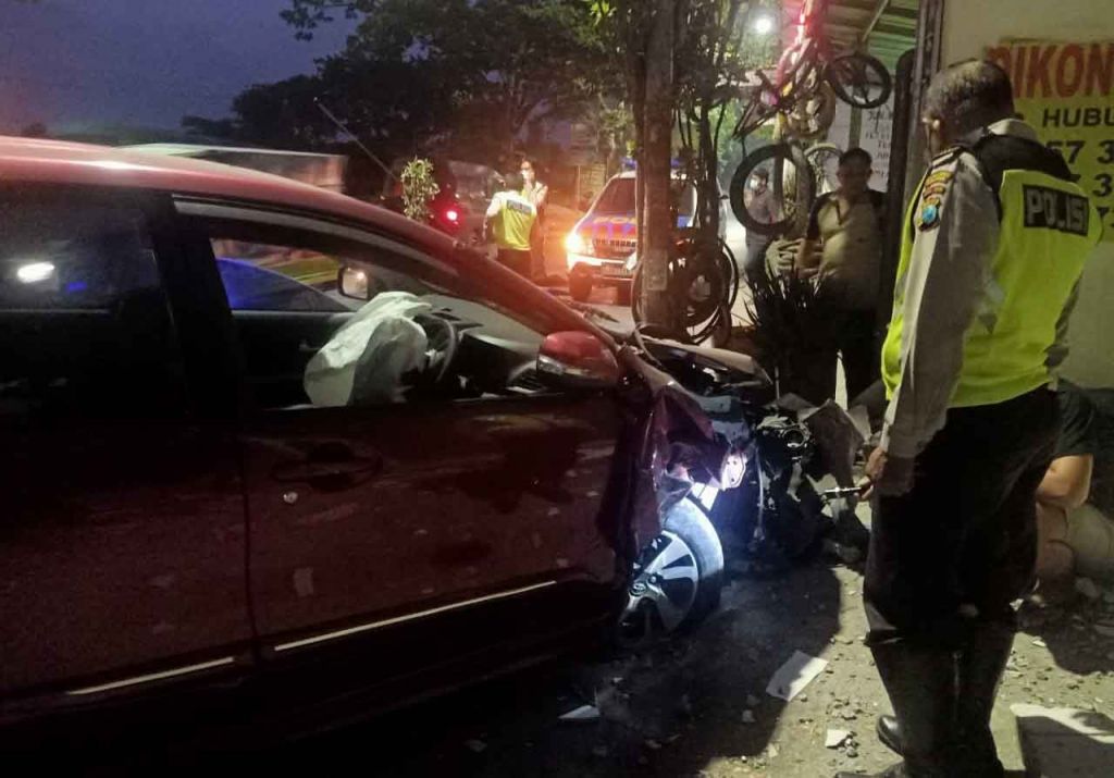 Mobil menabrak tembok rumah hingga ambruk (foto: istimewa)