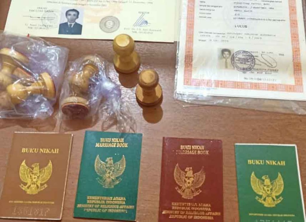 Barang bukti dokumen palsu yang disita Polsek Wonocolo