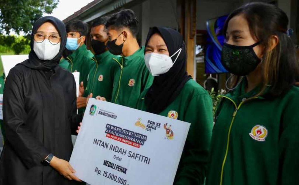Bupati Ipuk serahkan bonus bagi atlet Banyuwangi