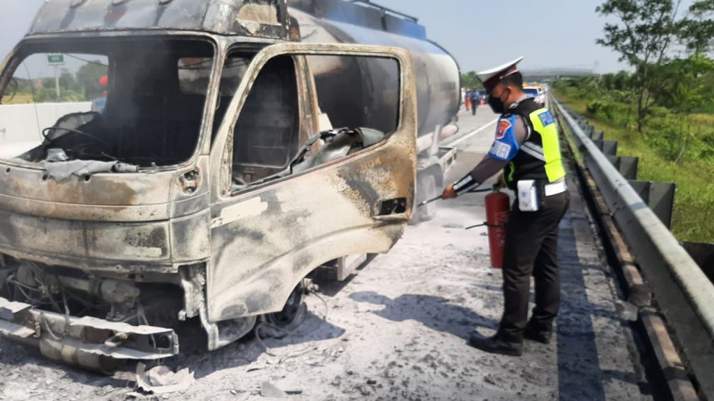 Petugas memadamkan api yang membakar truk tangki BBM (Foto: istimewa)