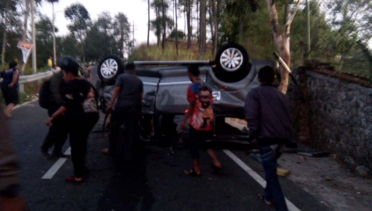 Mobil Suzuki APV Arena terbalik usai tabrak tiga motor di jalur Sendi, Kecamatan Pacet, Kabupaten Mojokerto./ Foto : Khilmi Sabikhisma Jane.
