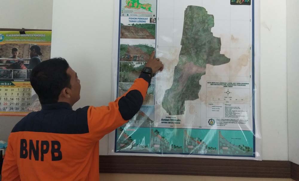 Kabid Kedaruratan dan Logistik BPBD Ponorogo Setyo Budiono menunjukkan peta rawan bencana (Mita Kusuma/jatimnow.com)