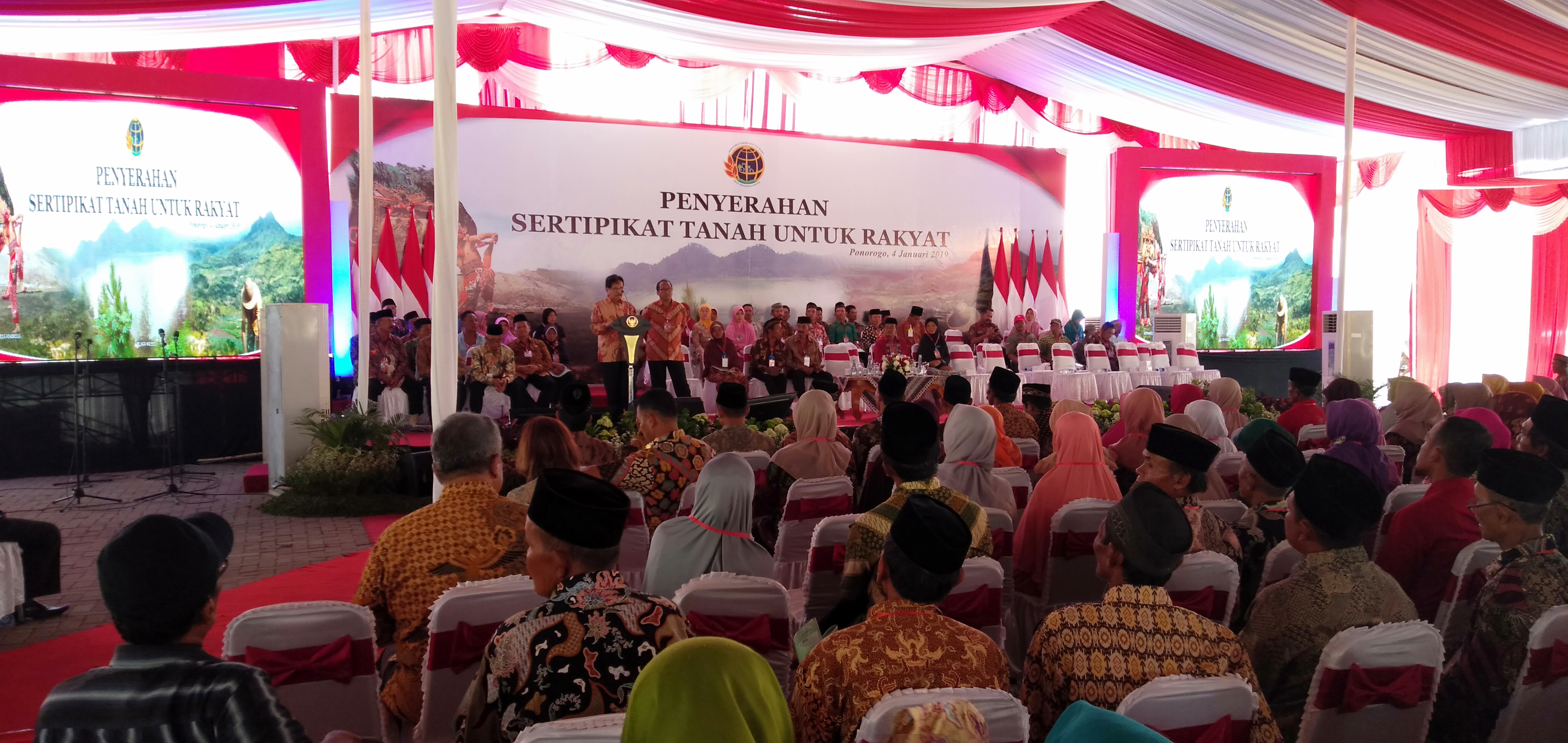 Foto: Suasana pembagian sertipikat tanah di Ponorogo/Mita Kusuma