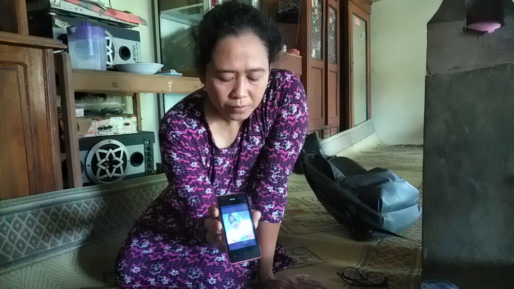 Keluarga Ulfa pasien yang meninggal terkena demam berdarah