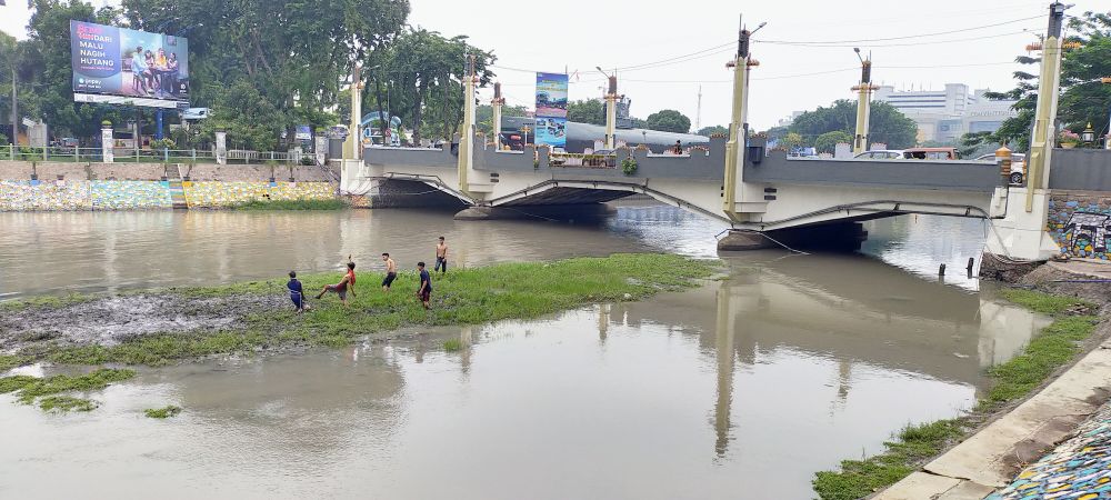 Teatrikal sepakbola di sedimentasi Sungai Kalimas Surabaya