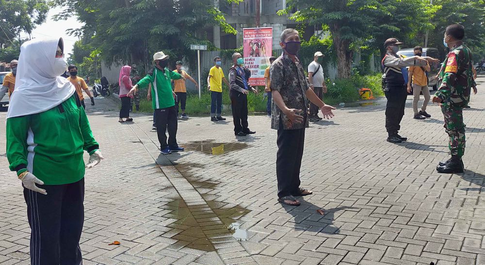 Senam pagi dan berjemur bersama oleh warga Tenggilis Utara Surabaya 