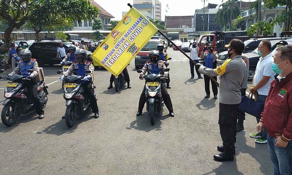 Kombes Pol Johnny Eddizon Isir melepas bantuan 5 ribu sembako