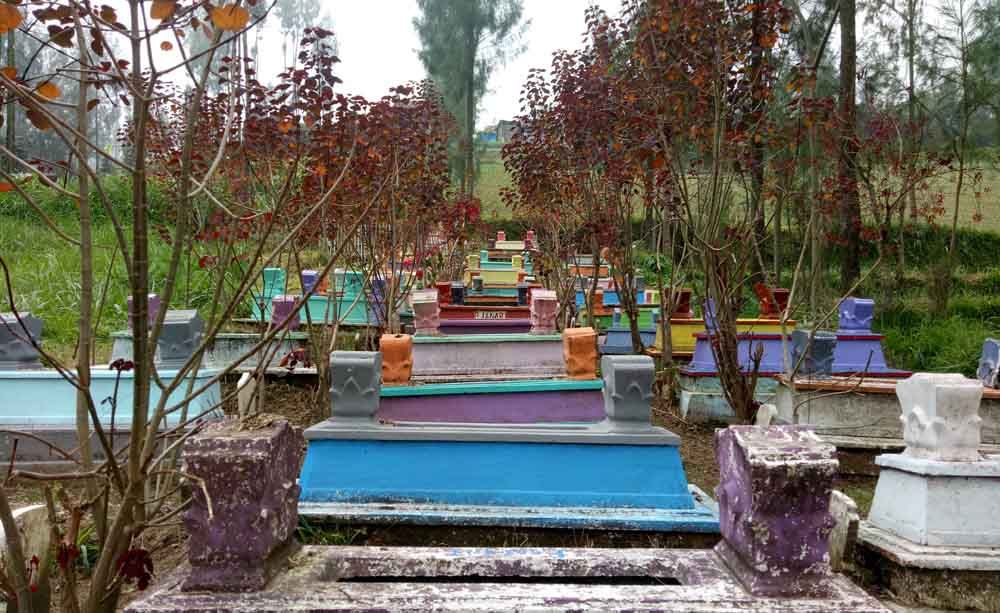 Makam warna di Pasuran juga bersemayam jenazah dari beragam agama