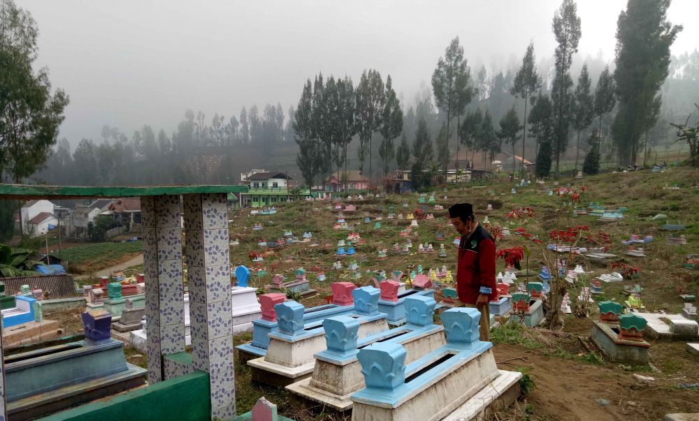 Makam warna di Desa Ngadirejo, Pasuruan