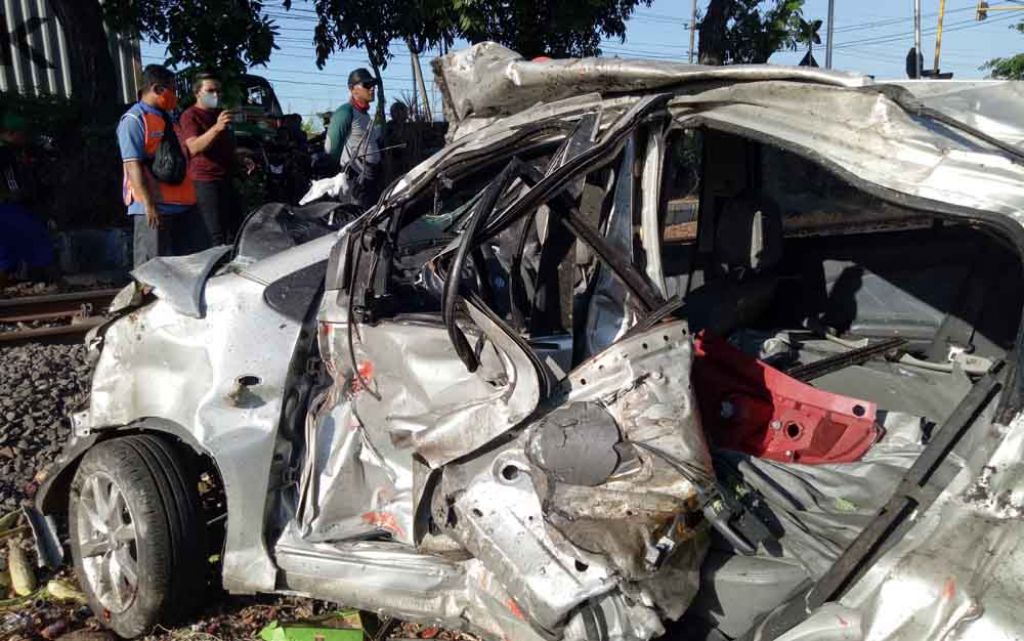 Mobil korban ringsek tersanmbar kereta api komuter