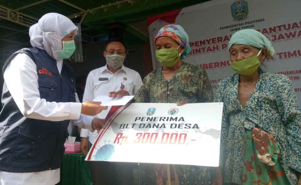 Penyerahan bantuan oleh Gubernur Khofifah di Pasuruan