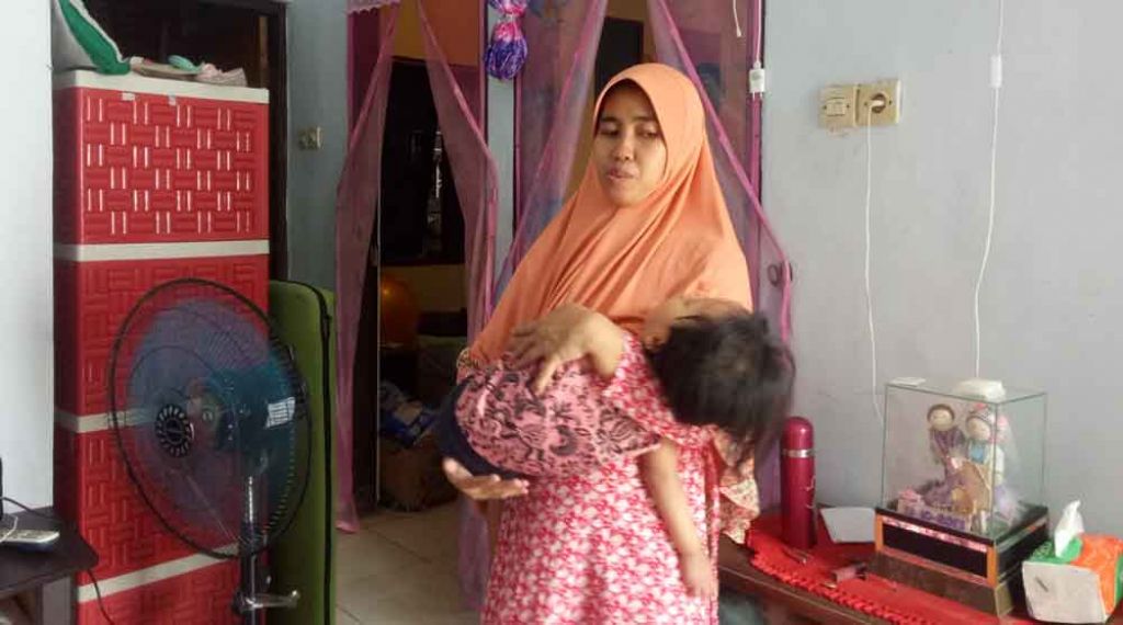 Yaniar yang menggendong anaknya menderita gangguan metabolik