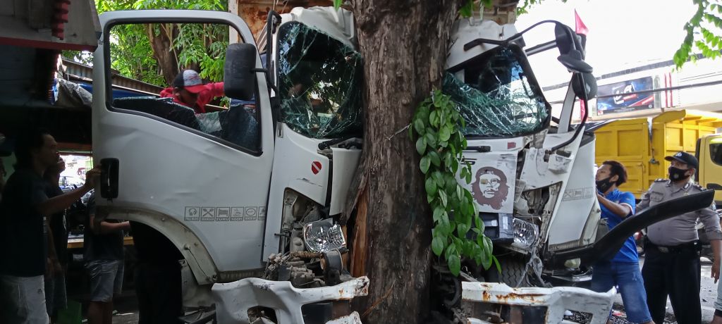 Sopir dumpt truk tergencet