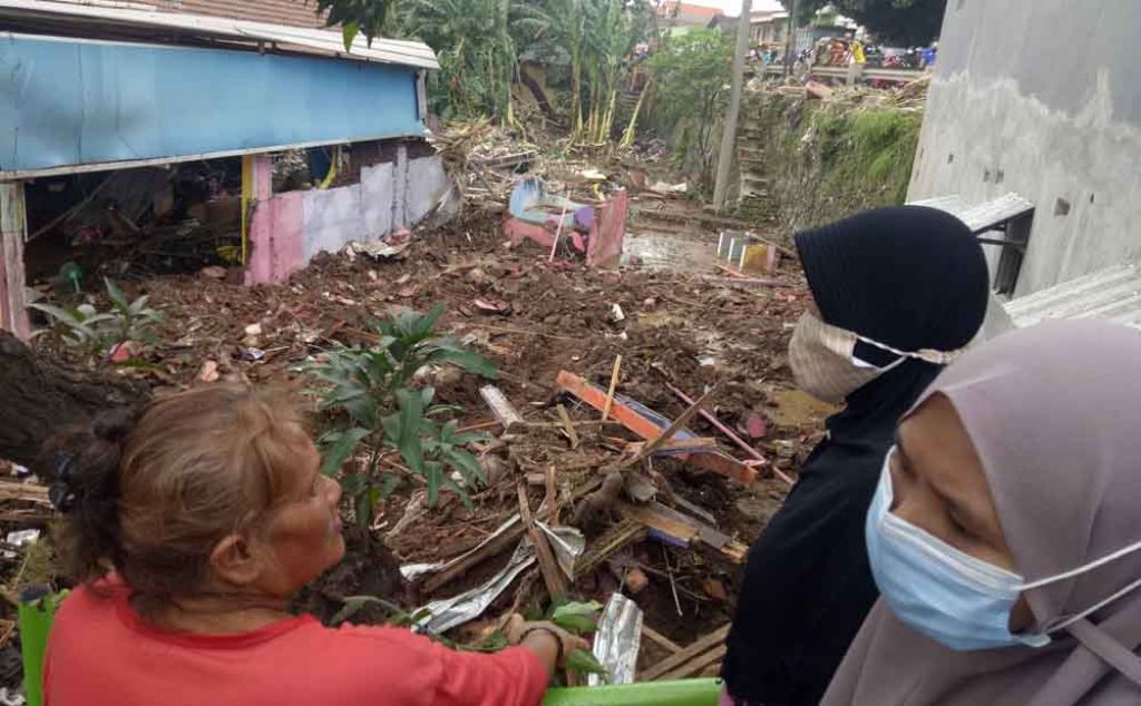 Warga melihat rumahnya yang hilang tersapu banjir