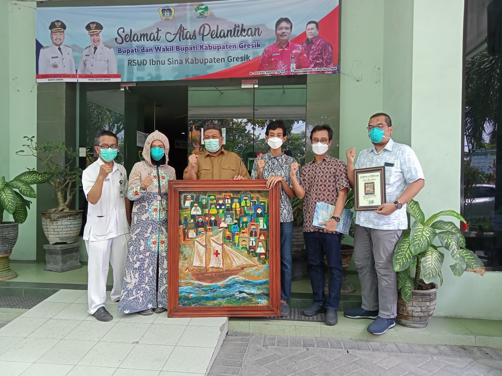 Ariel Ramadhan saat menyumbangkan karya lukisnya di RSUD Ibnu Sina Gresik