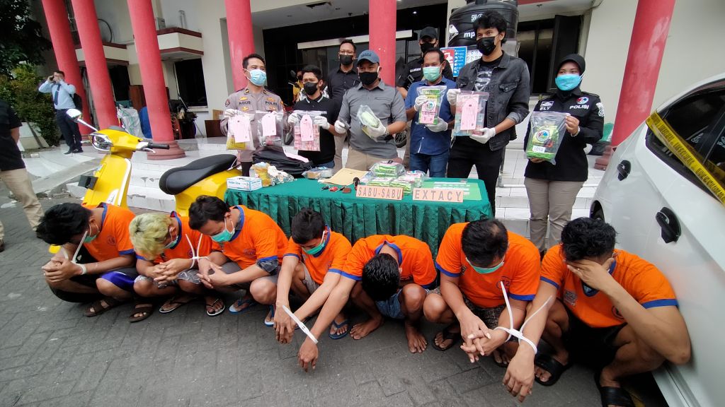 Bandar narkoba yang diduga beri upeti ke oknum polisi dan jaringannya dipamerkan di Mapolrestabes Surabaya