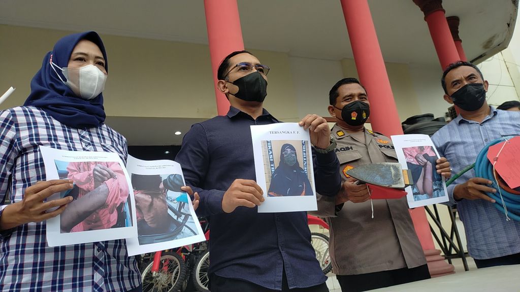 Foto korban dan tersangka serta sejumlah barang bukti penganiayaan dibeber di Mapolrestabes Surabaya
