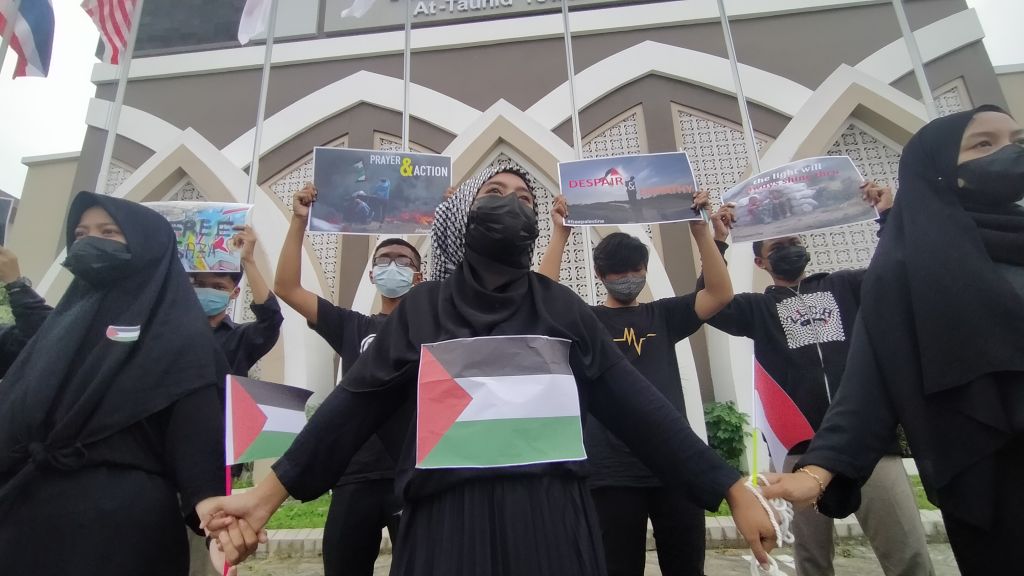 Mahasiswa UMSurabaya Gelar Teatrikal dan Galang Donasi untuk Palestina