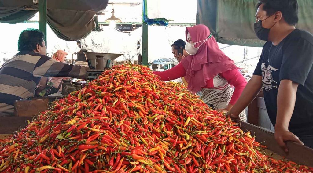 Pedagang cabai rawit di PIOS melayani pembeli