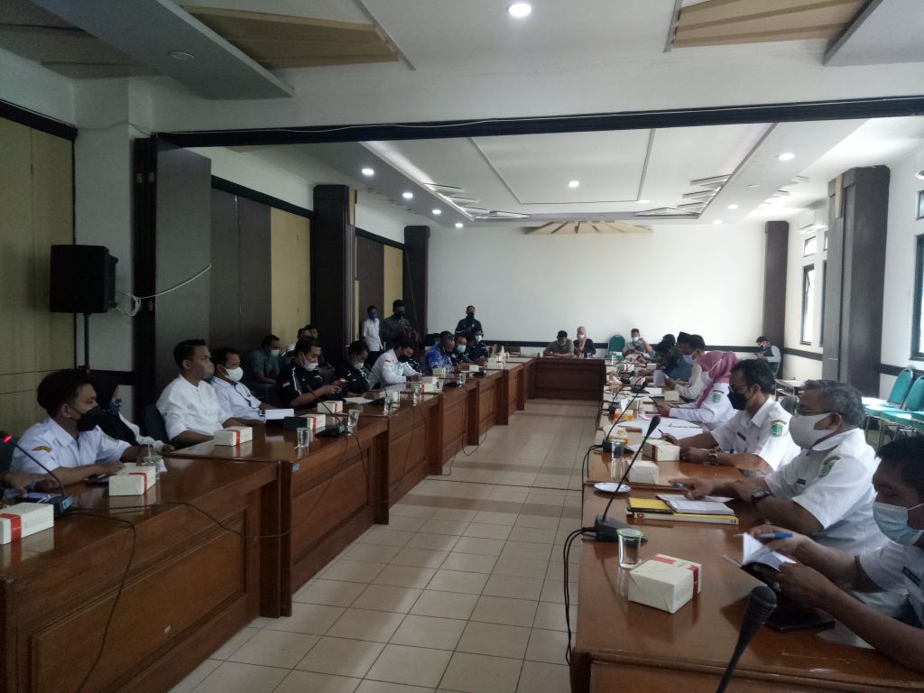 Para guru mendatangi DPRD Kabupaten Pasuruan.