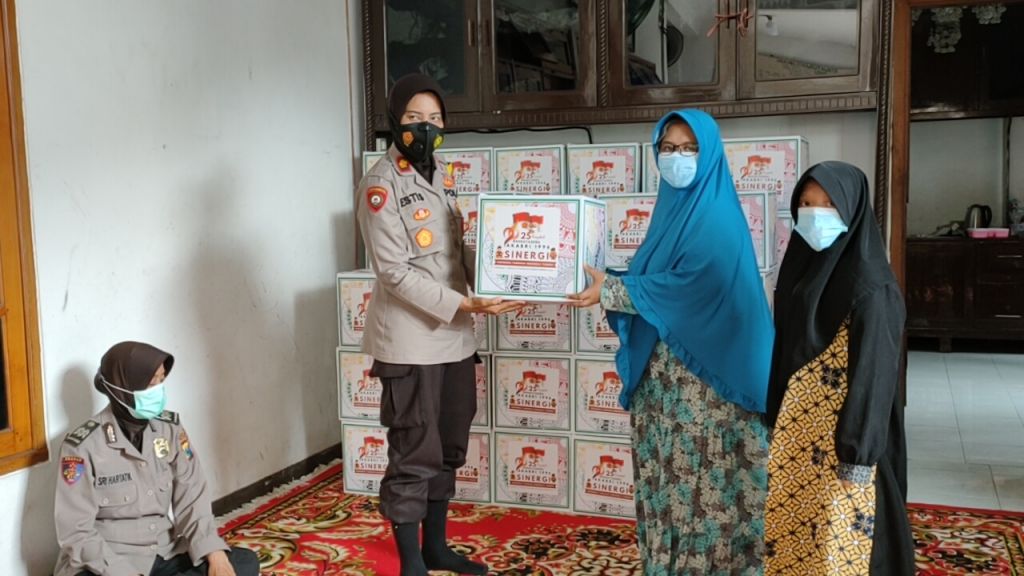 Penyerahan bantuan ke panti asuhan dari alumni Akabri 1996