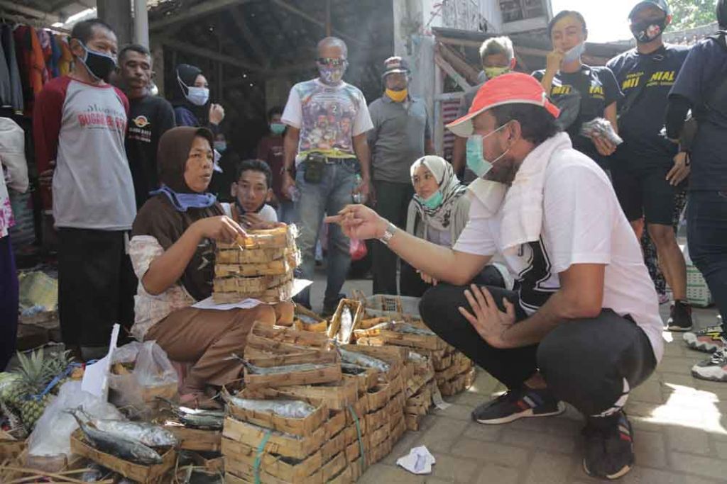 Ipong Muchlissoni dialog dengan pedagang pasar di Ponorogo