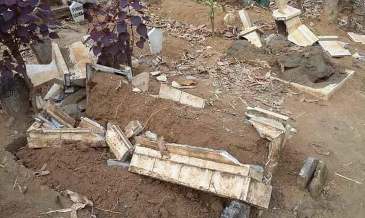 Makam yang dirusak