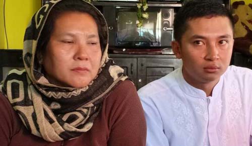 Ibu dan adik kandung atlet paralayang Ardi Kurniawan, korban gempa di Palu, Sulawesi Tengah.