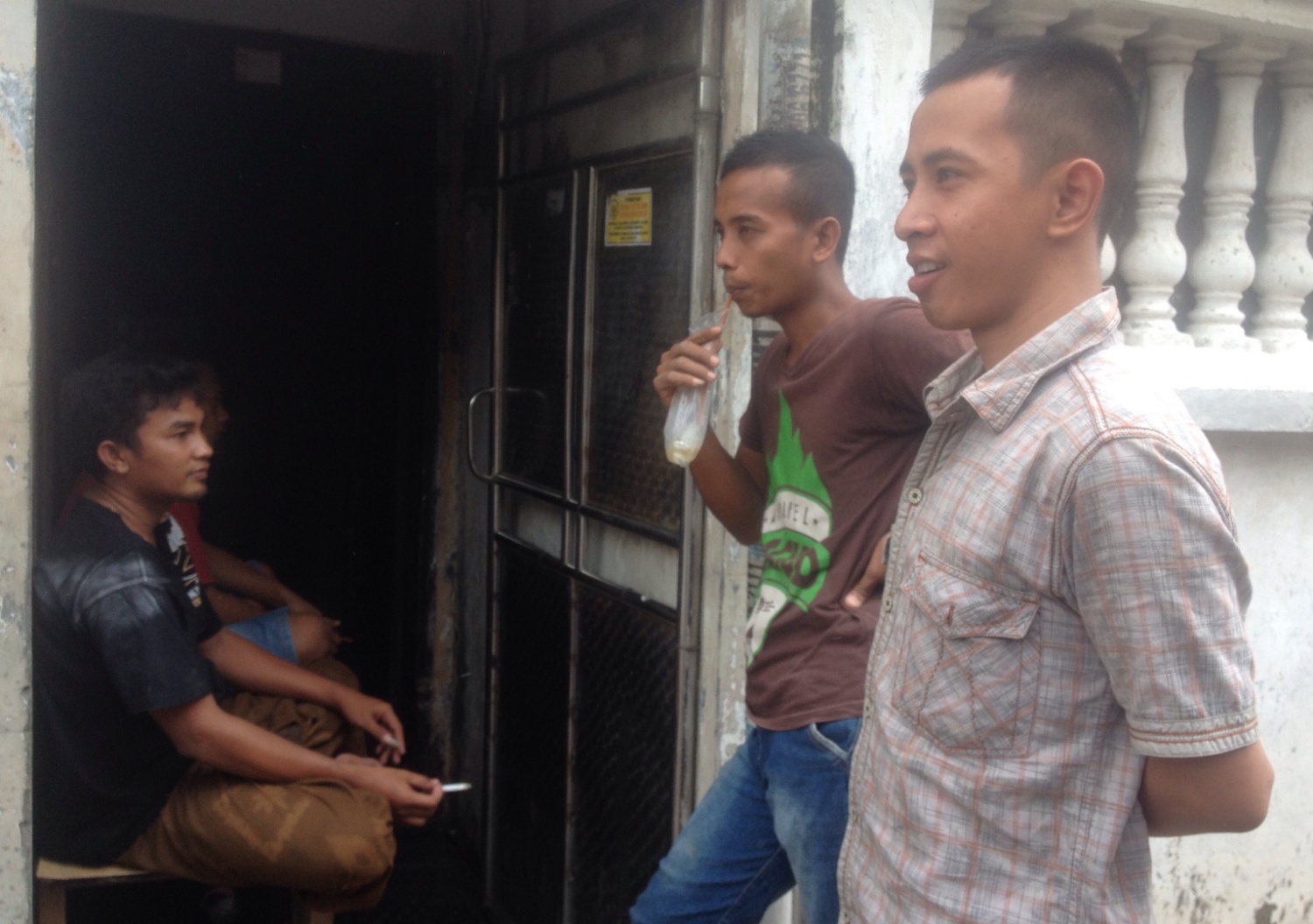 Saksi mata Muji (pakai sarung, berkaos hitam) saat ngobrol bersama teman satu mess. 

