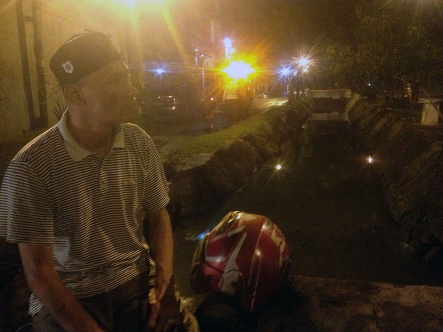 Jaya saat saat berada di lokasi mobil nyebur sungai.