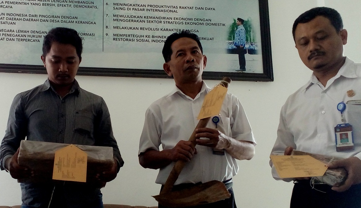 Barang bukti yang diamankan dari kasus pengerusakan situs purbakala di Mojokerto