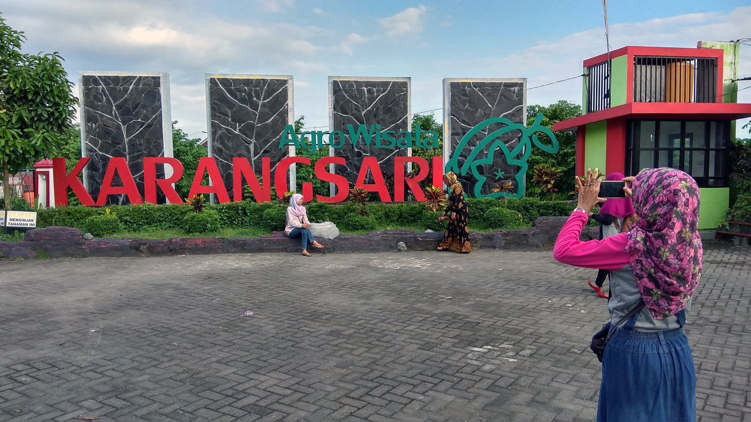 Wisata petik buah belimbing yang dilengkapi dengan spot selfie.