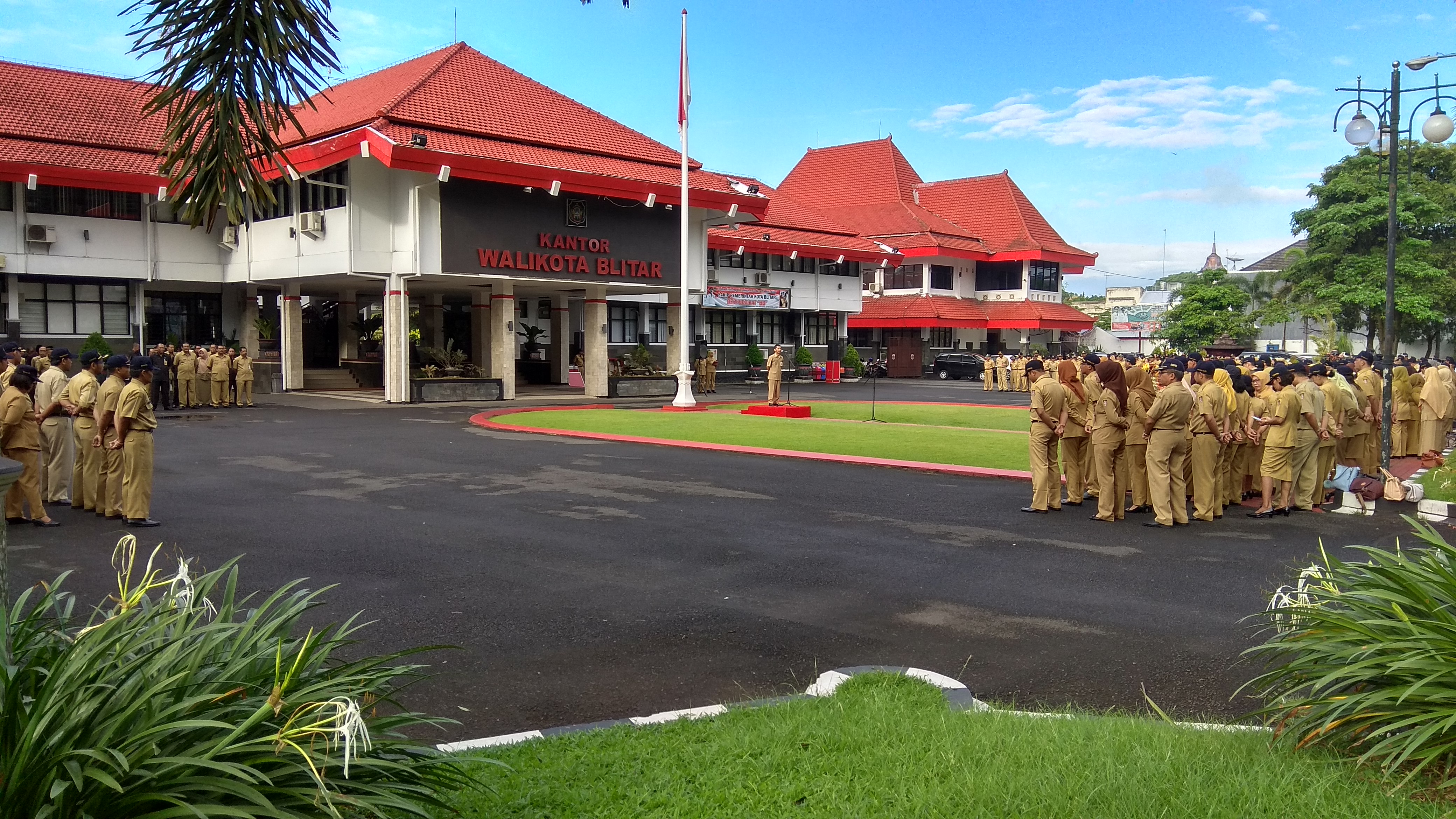 Para ASN menggelar apel pagi di Balaikota Pemkot Blitar.