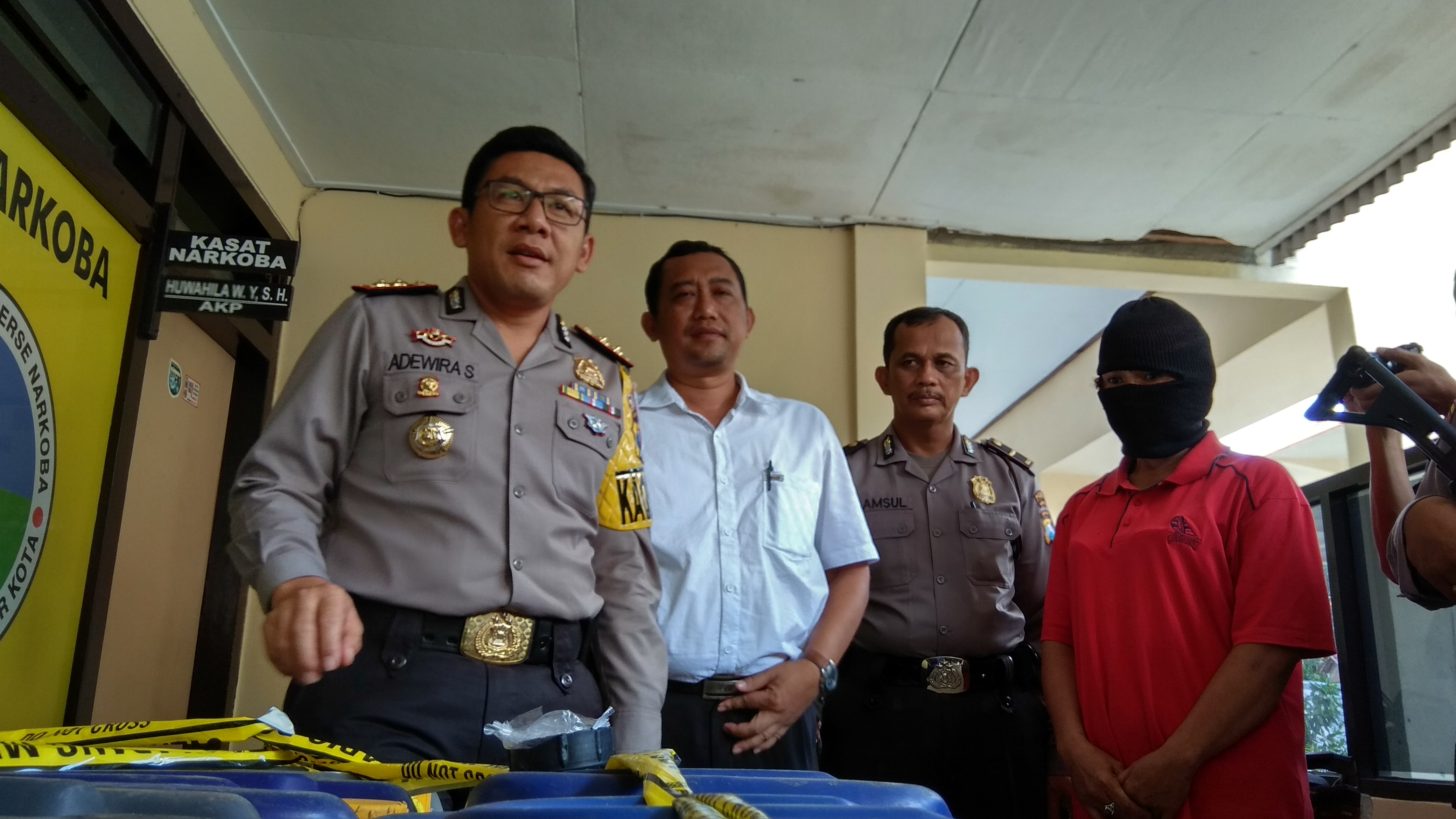 Petugas memperlihatkan barang bukti dan tersangka.