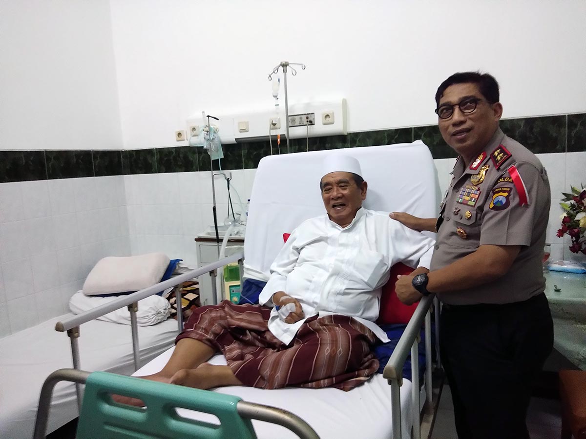 Kapolda Jatim Jenguk KH Zainuddin Djazuli di RS Darmo