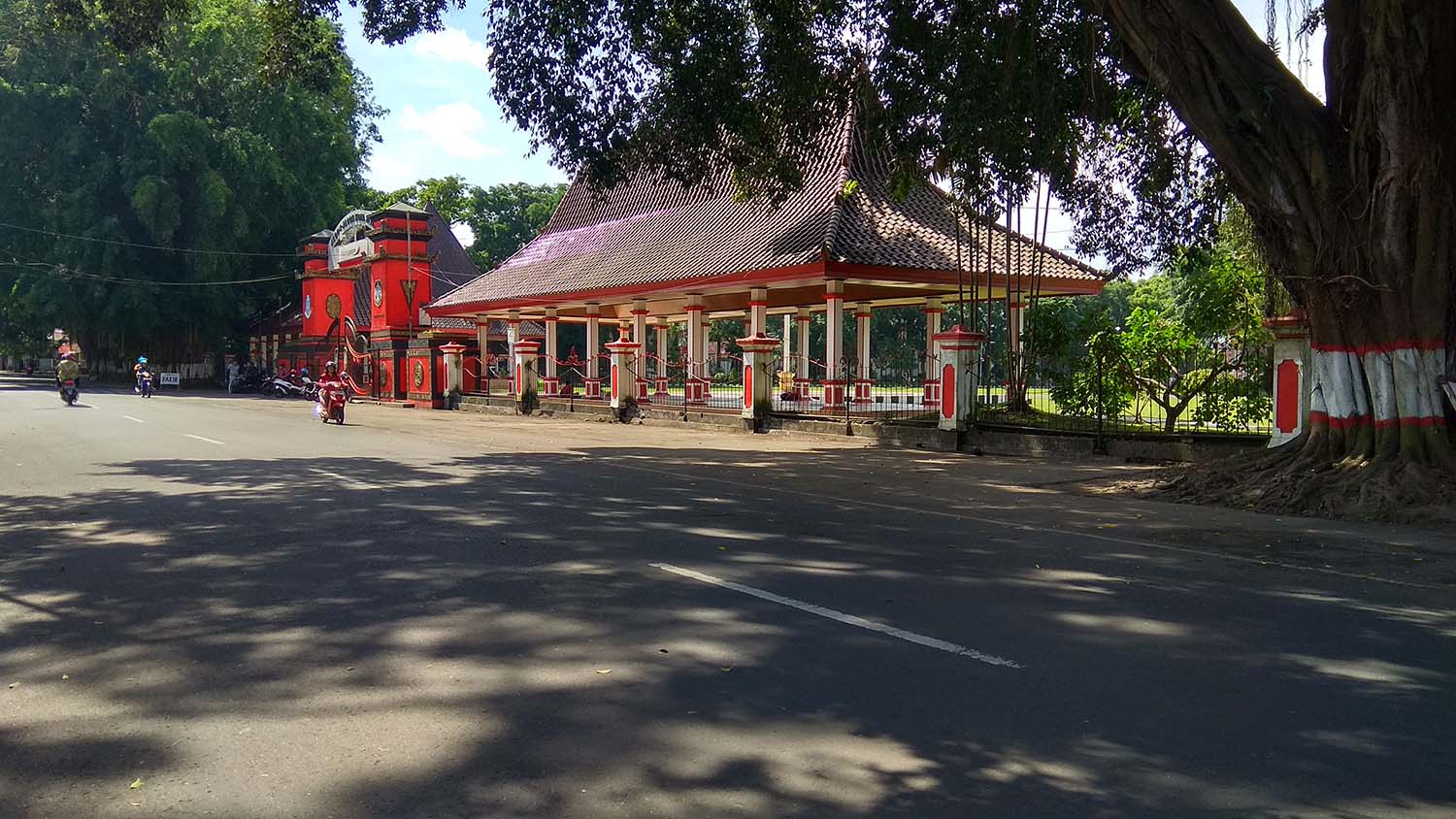 Alun-alun Kota Blitar yang terlihat bersih dan rapi.