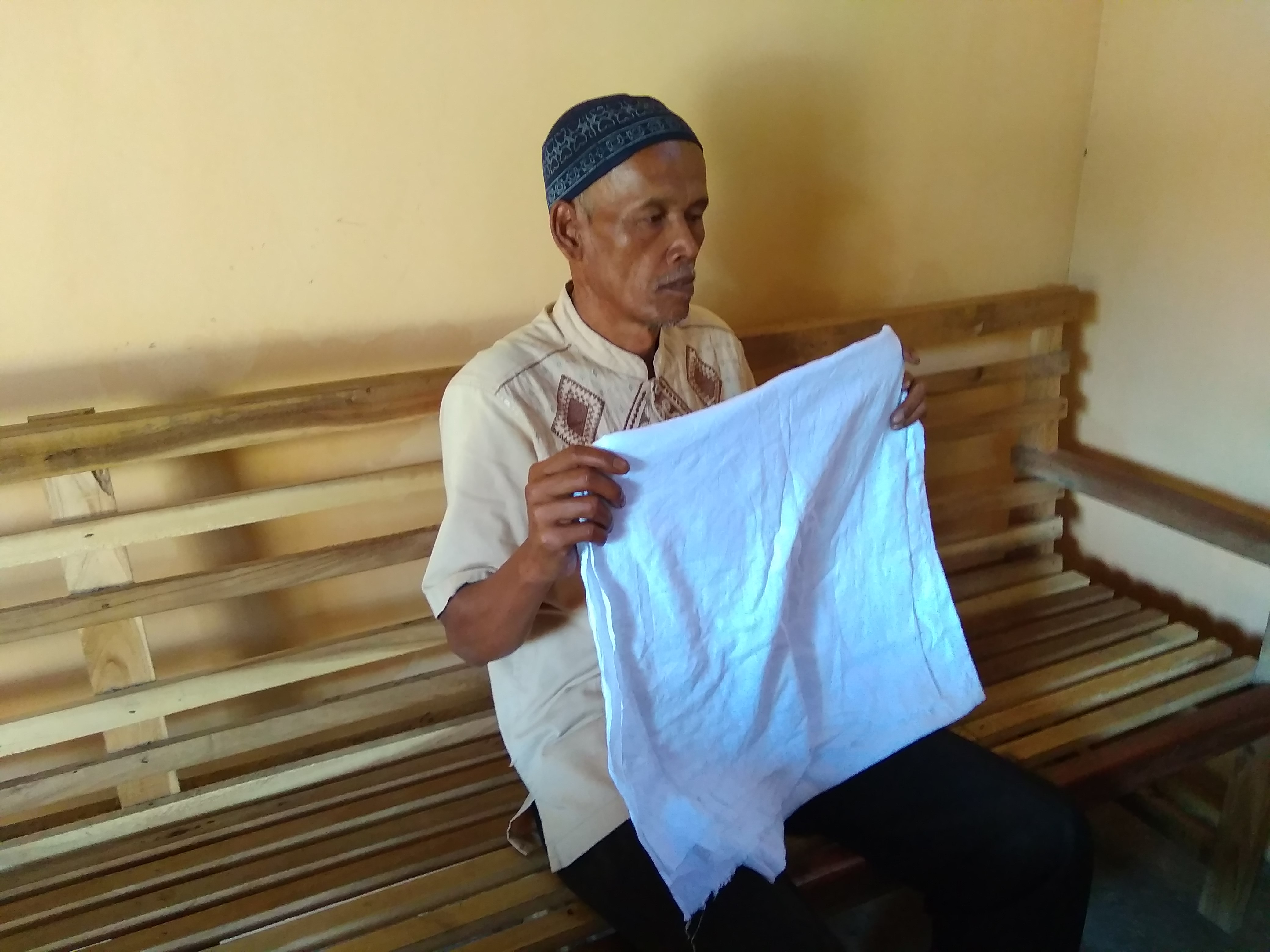 Sabil menunjukkan kain untuk membungkus 'gentong ajaib'.