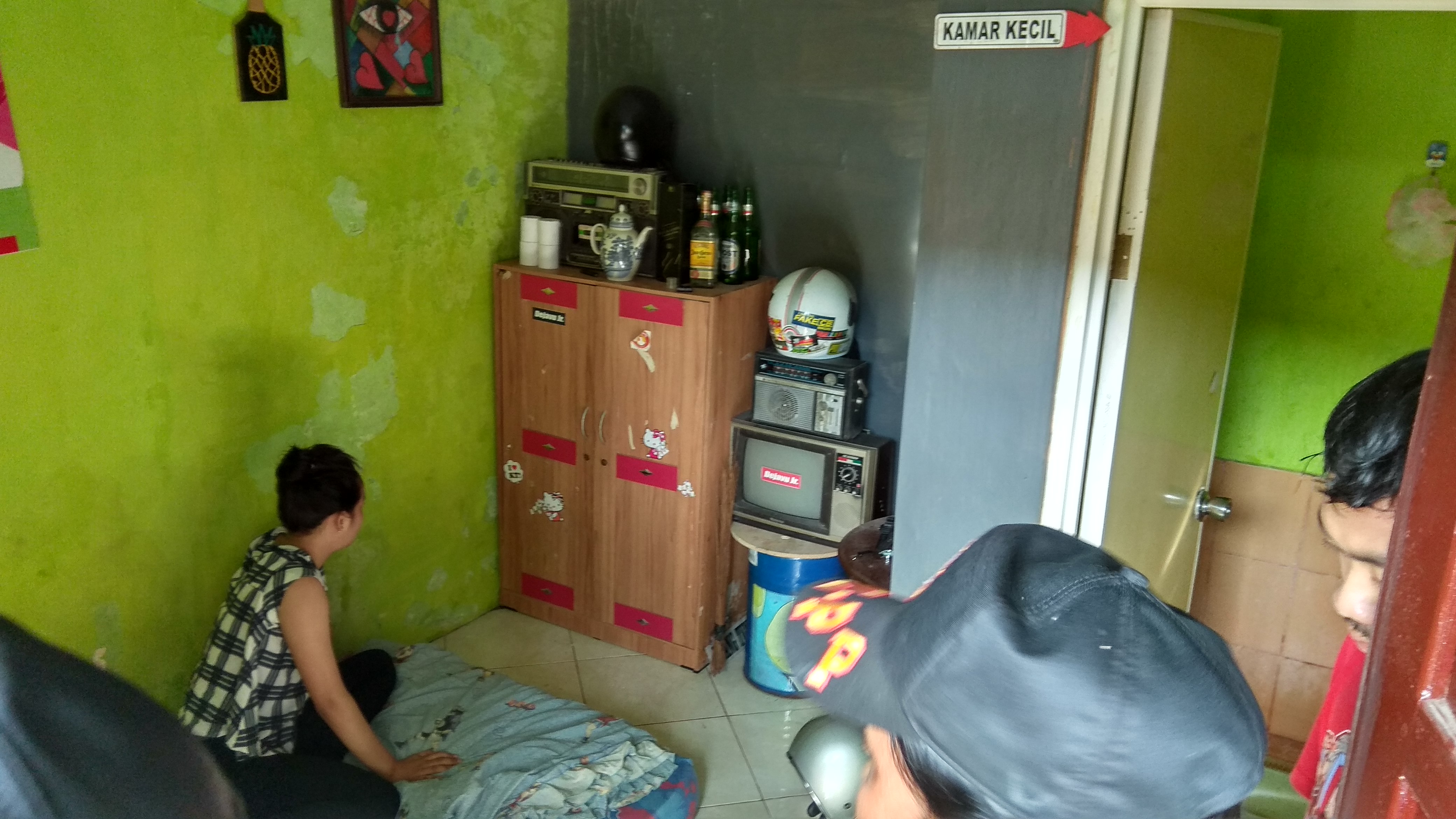 Petugas melakukan razia disalah satu kamar kos.