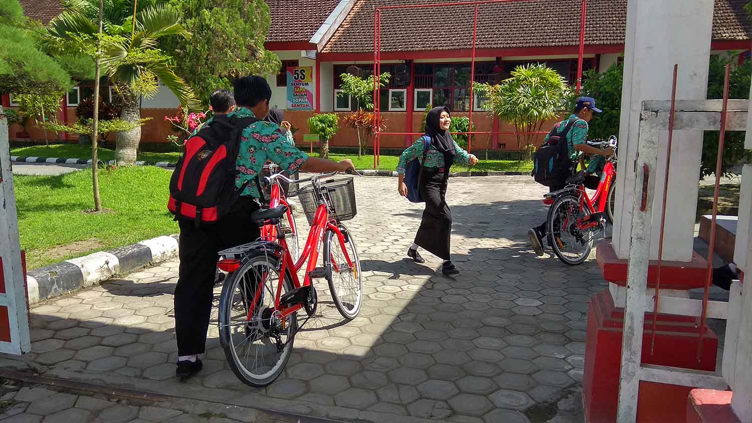 Siswa SMP yang sudah mendapatkan pembagian sepeda gratis.