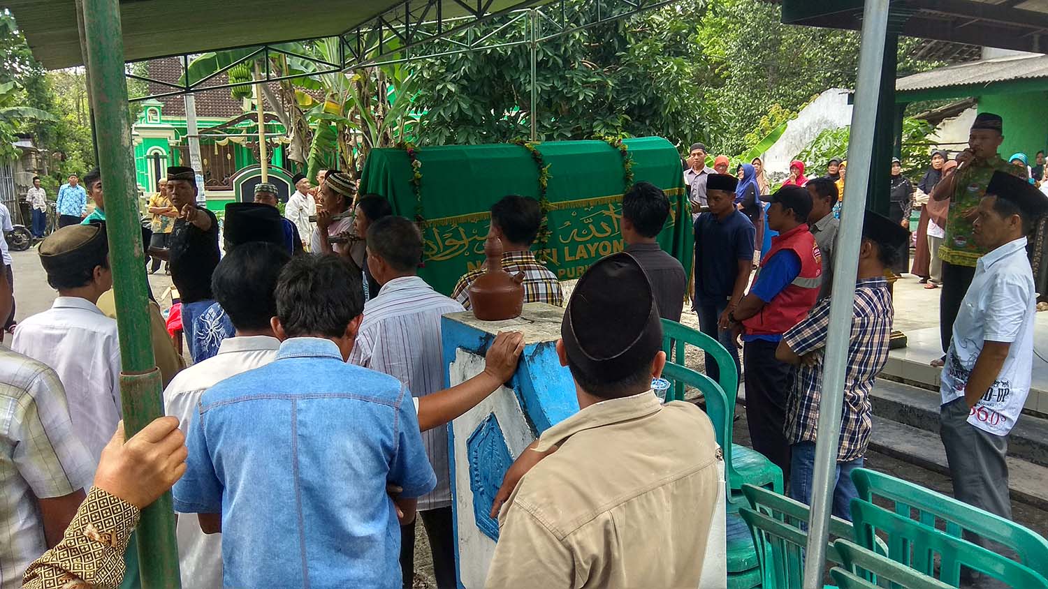 Suasana pemakaman korban pemuda Blitar yang diduga usai pesta miras.