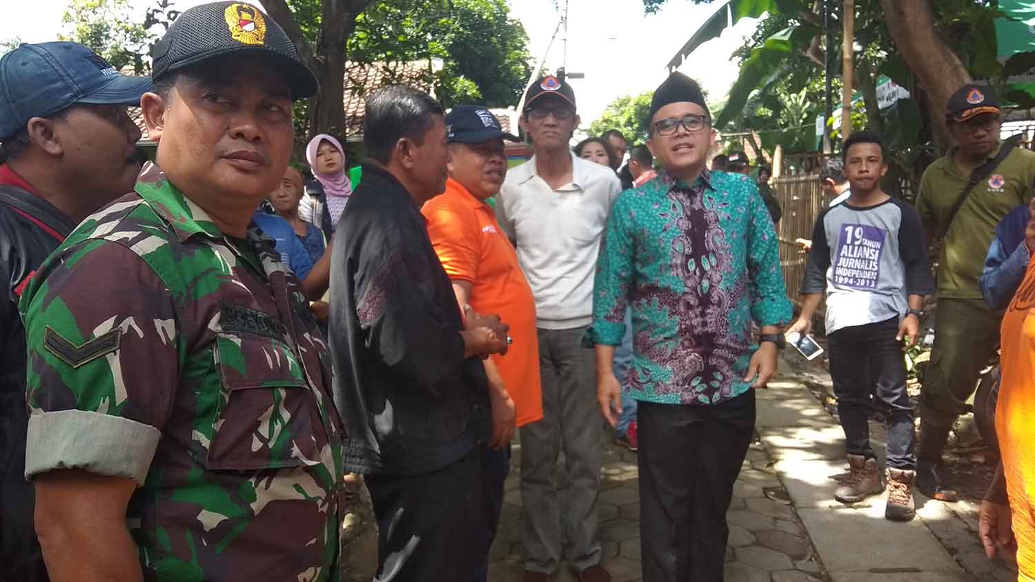 Bupati Abdullah Azwar Anas meninjau korban banjir.