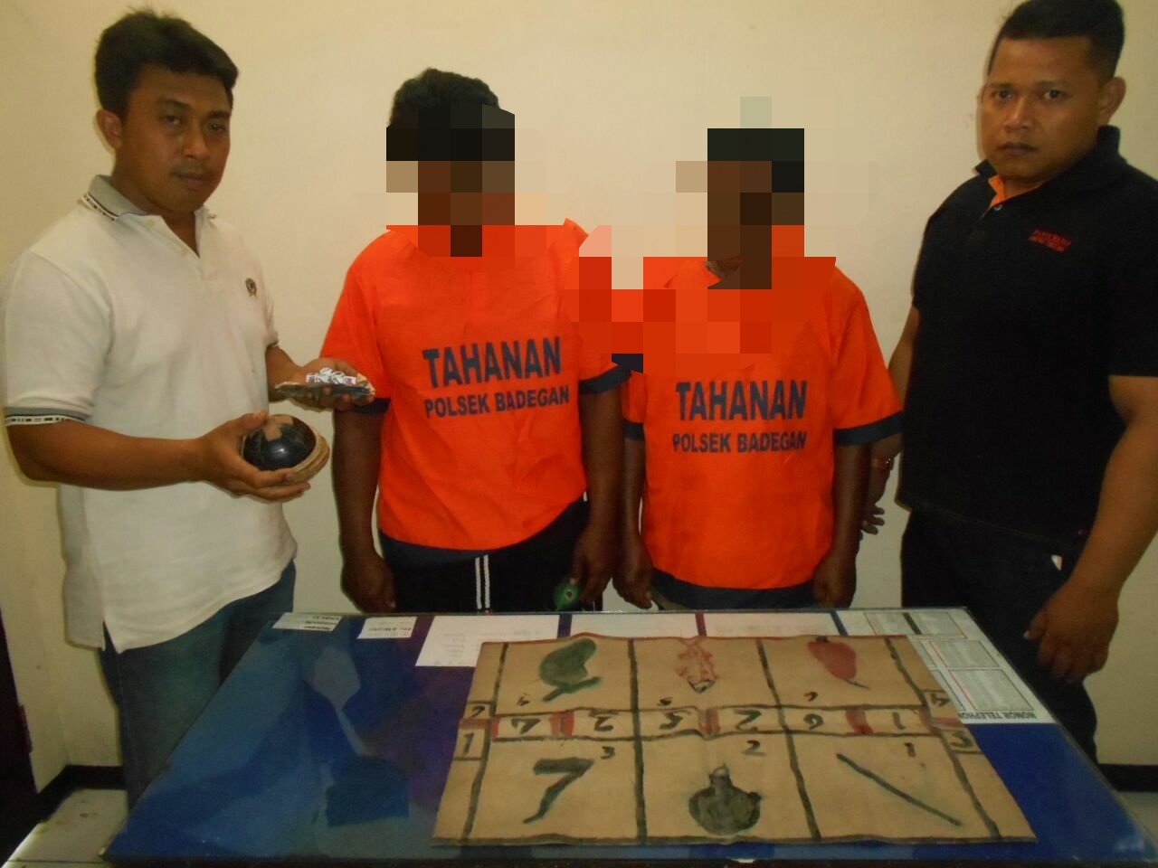 Dua Kakek ini Tak Malu Saat Tertangkap Lakukan ini