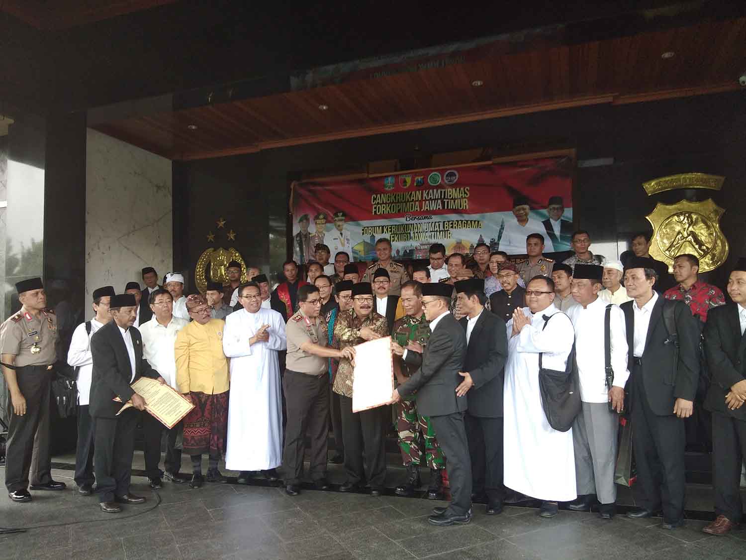 Peserta deklarasianti hoax berfoto bersama di Mapolda Jatim.