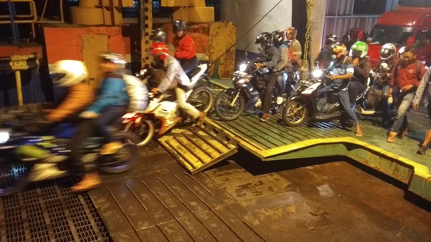 Penumpang kapal feri KMP Dharma Rucitra tiba di Dermaga Ketapang