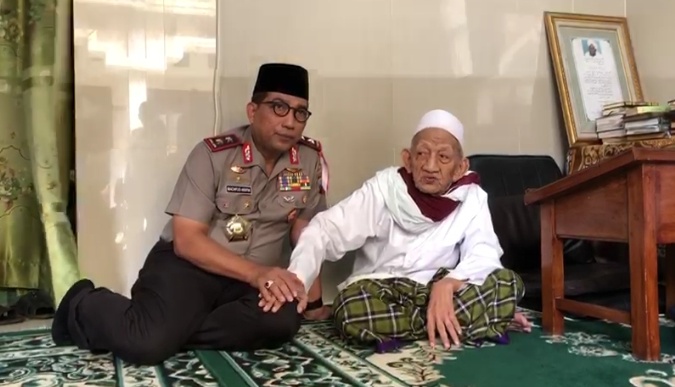 Kapolda Jatim Irjen Pol Machfud Arifin silaturrahmi ke kiai sepuh NU (Nahdlatul Ulama) KH Soleh Qosim. 