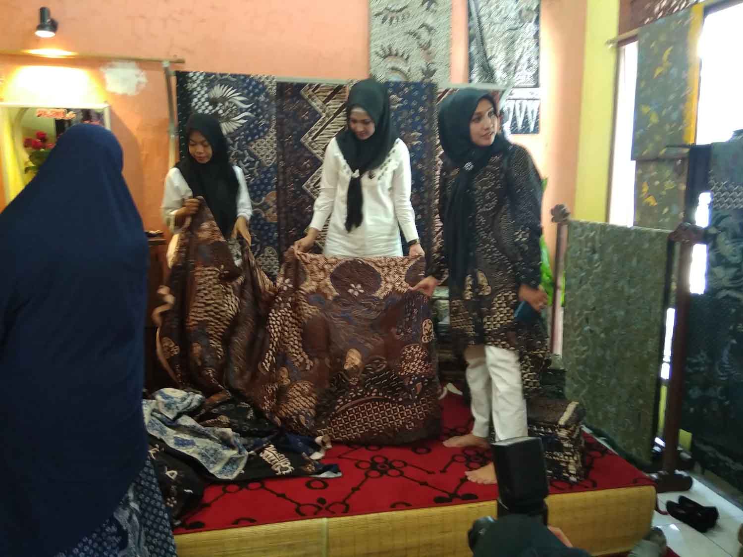 Ketua Pengurus Daerah Bhayangkari Polda Jatim Lita Machfud Arifin, sedang melihat batik.