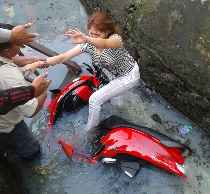 Proses evakuasi Neng Silvy dan motornya