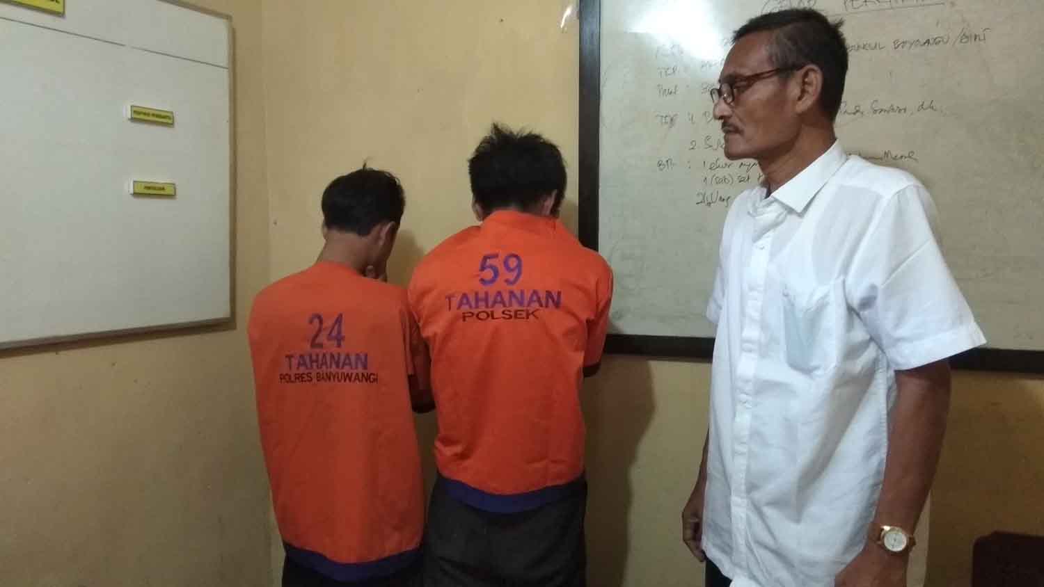 Polisi menunjukkan tersangka.