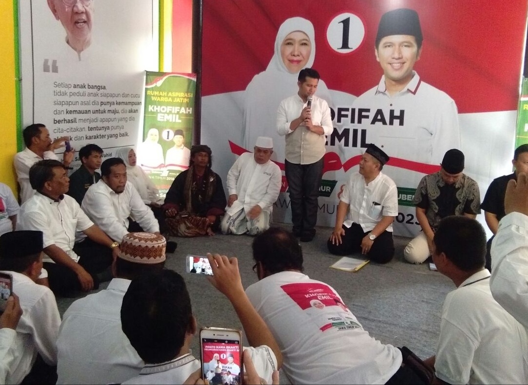 Cawagub Emil Dardak saat di Rumah Aspirasi Jalan Diponegoro Surabaya.