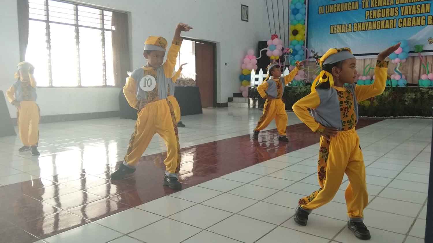 Anak-anak TK Bhayangkari saat menari
